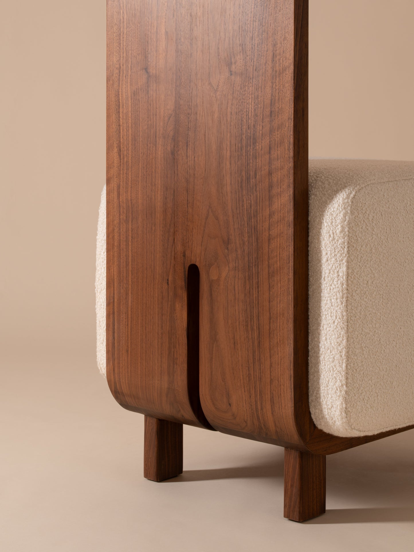 Close-up of backrest and walnut wood frame on Moment 2.5 Onigi Chair