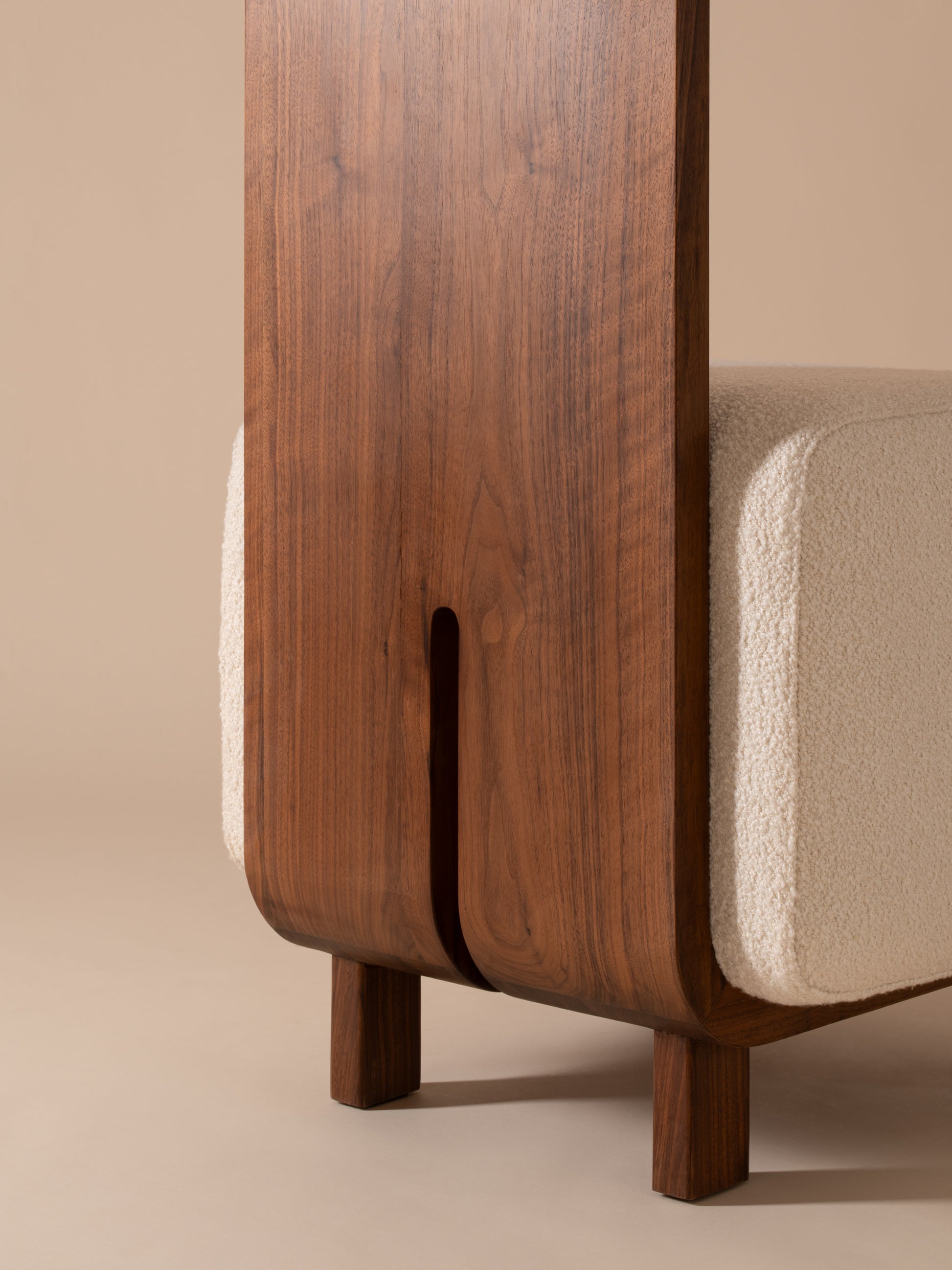 Close-up of backrest and walnut wood frame on Moment 2.5 Onigi Chair